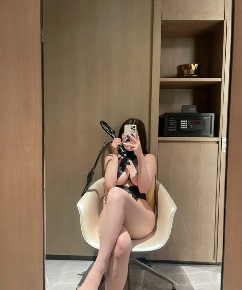 秘书伺候老板玩3p
